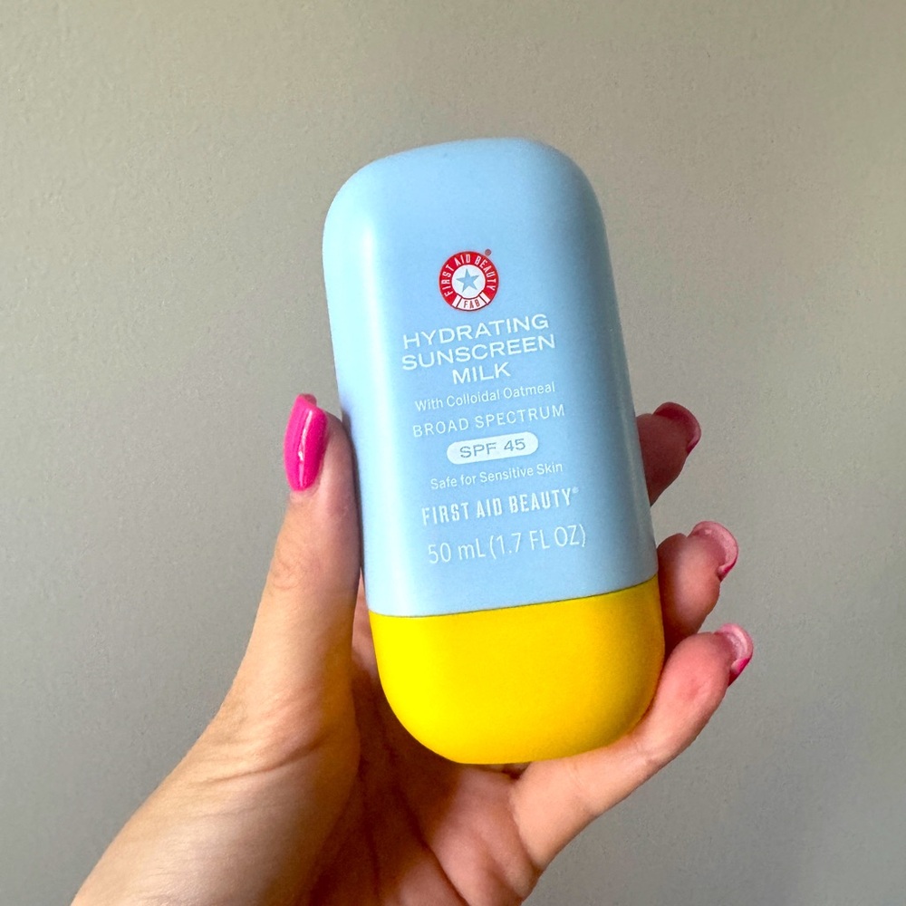 First Aid Beauty Hydrating Sunscreen milk with Colliidal Oatmeal SPF 45, 50 ml